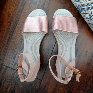 Cute Croc sandals sz 7